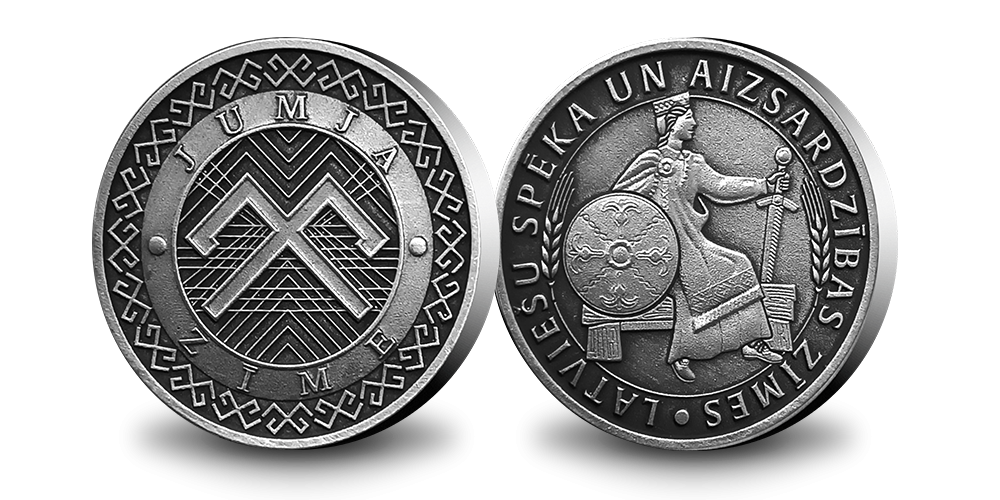 Apsudrabota medaļa ar senlatviešu labklājības un pārticības simbolu – “Jumja zīme”