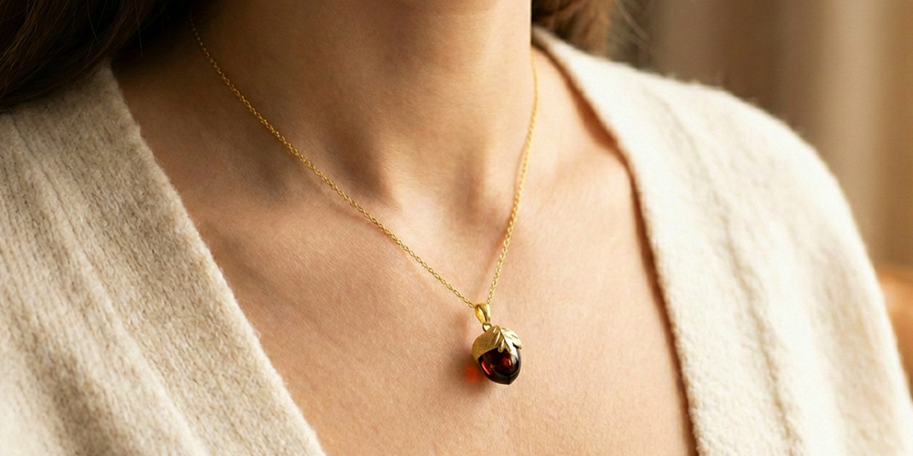 Apzeltīts kulons ar dzintaru “Ozolzīle”2