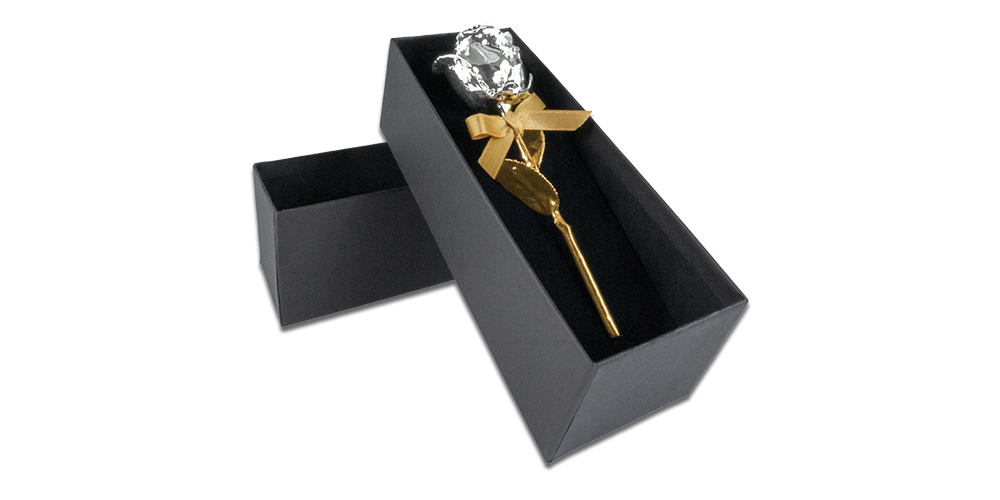 Īsta roze, pārklāta ar dzelteno un balto zeltu1